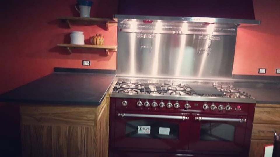 cucina con piano cottura tradizionale