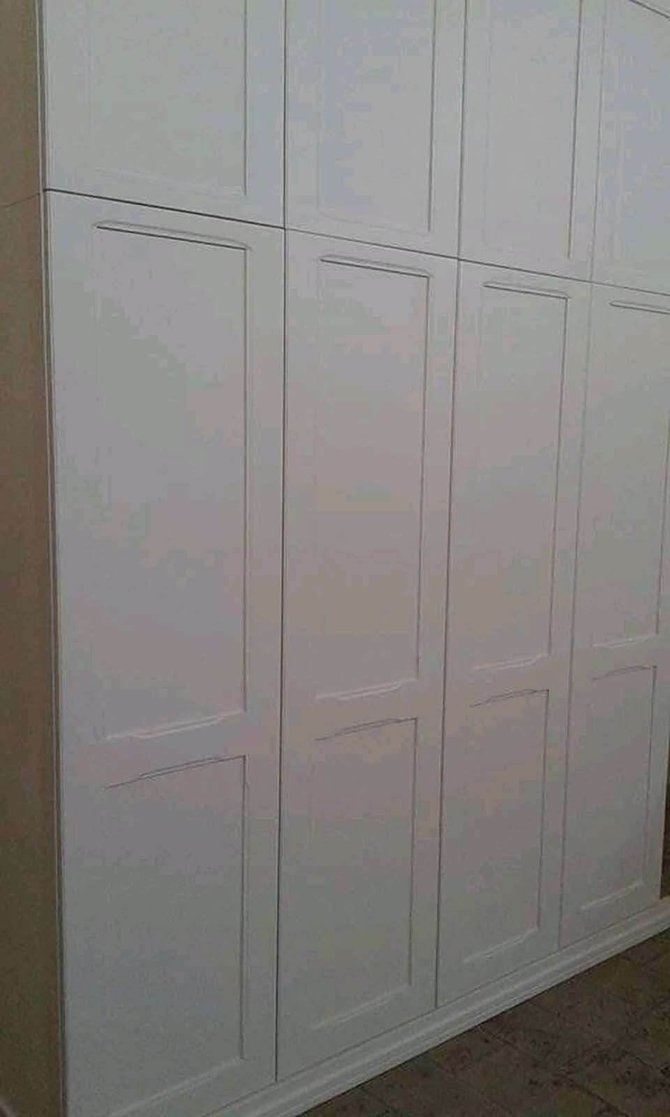 armadio in legno bianco