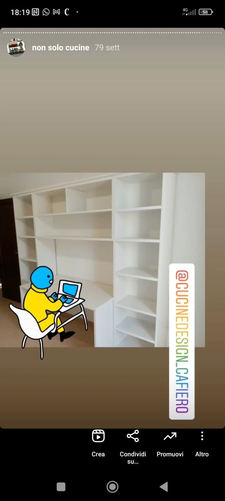 Scaffale bianco con un personaggio dei cartoni animati seduto a una scrivania e un tag sui social media.