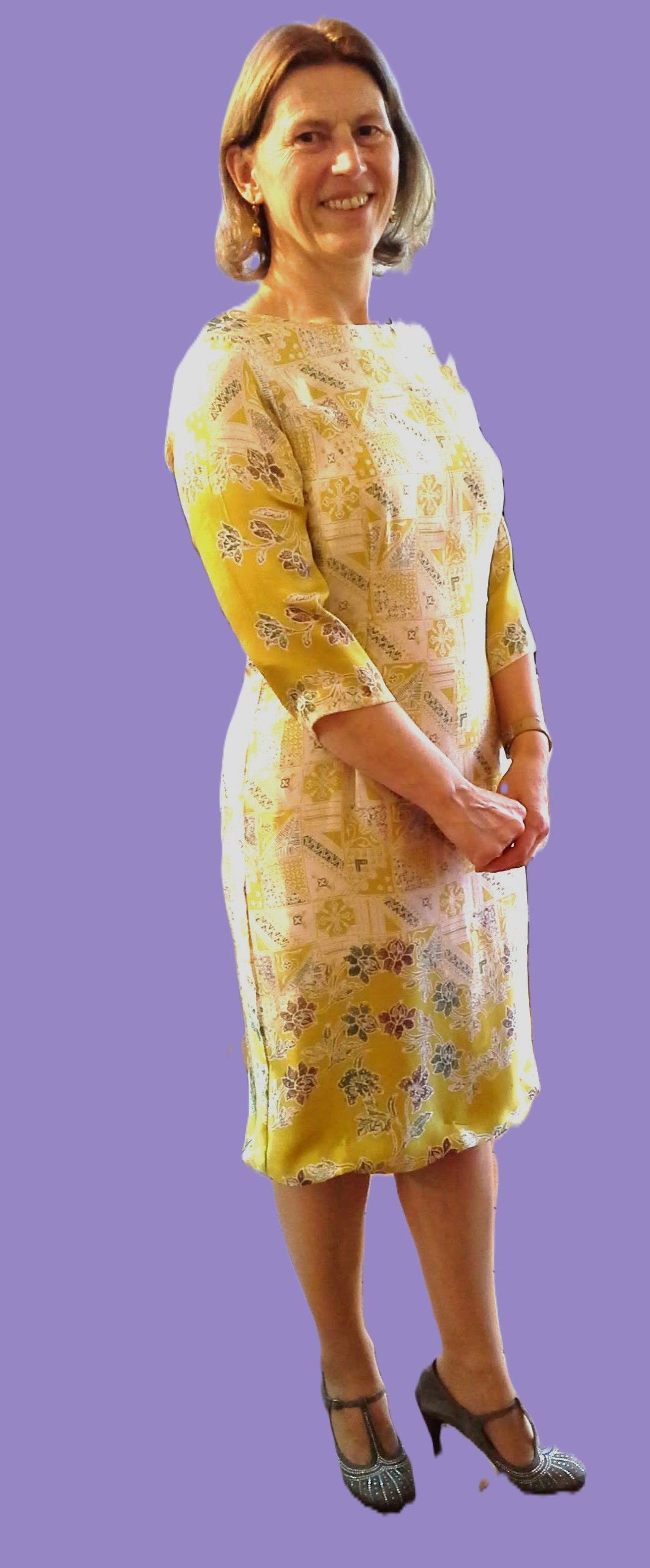 Een vrouw in een gele jurk bij La Difference