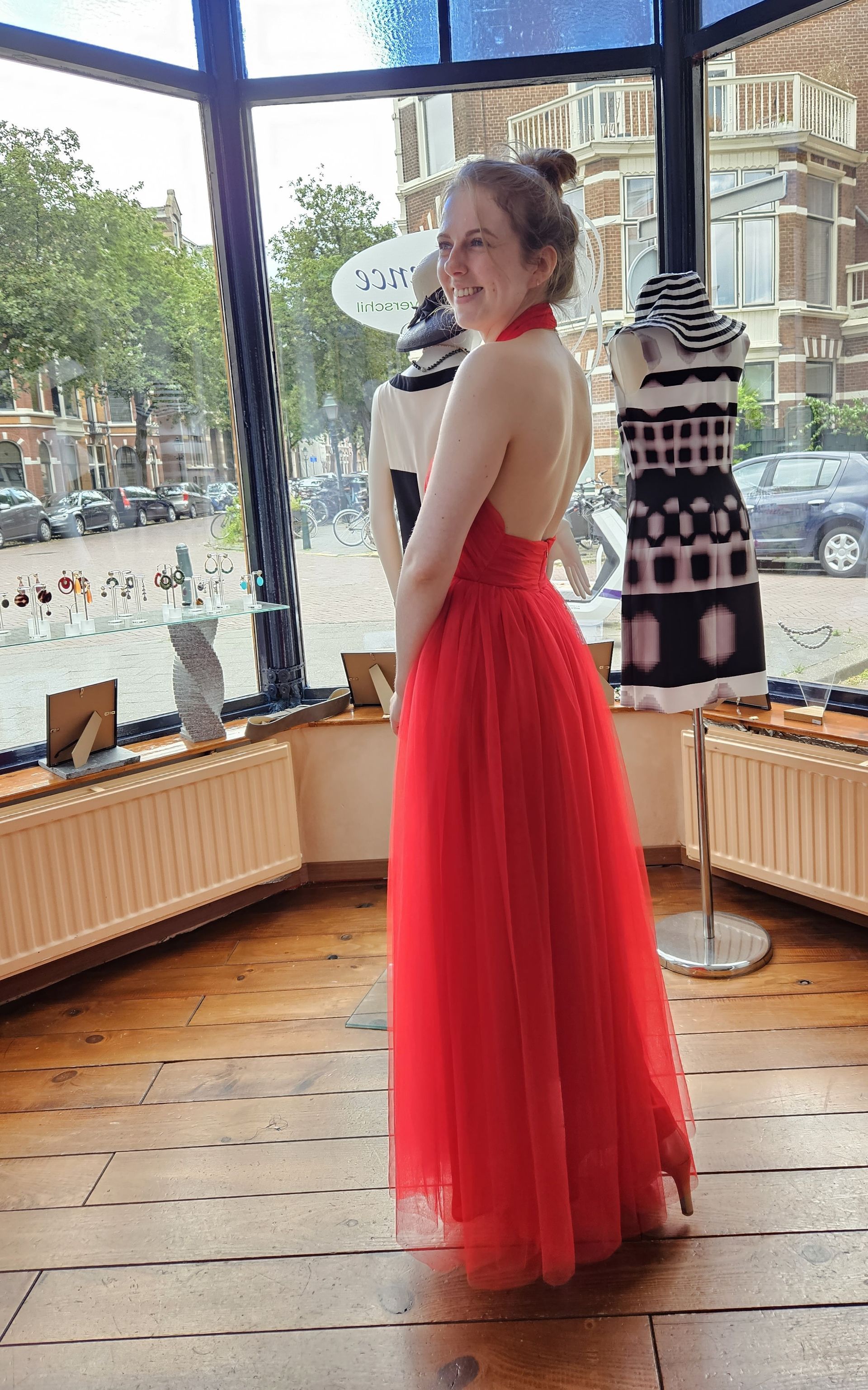 Een vrouw in een rode jurk is bij La Difference binnen