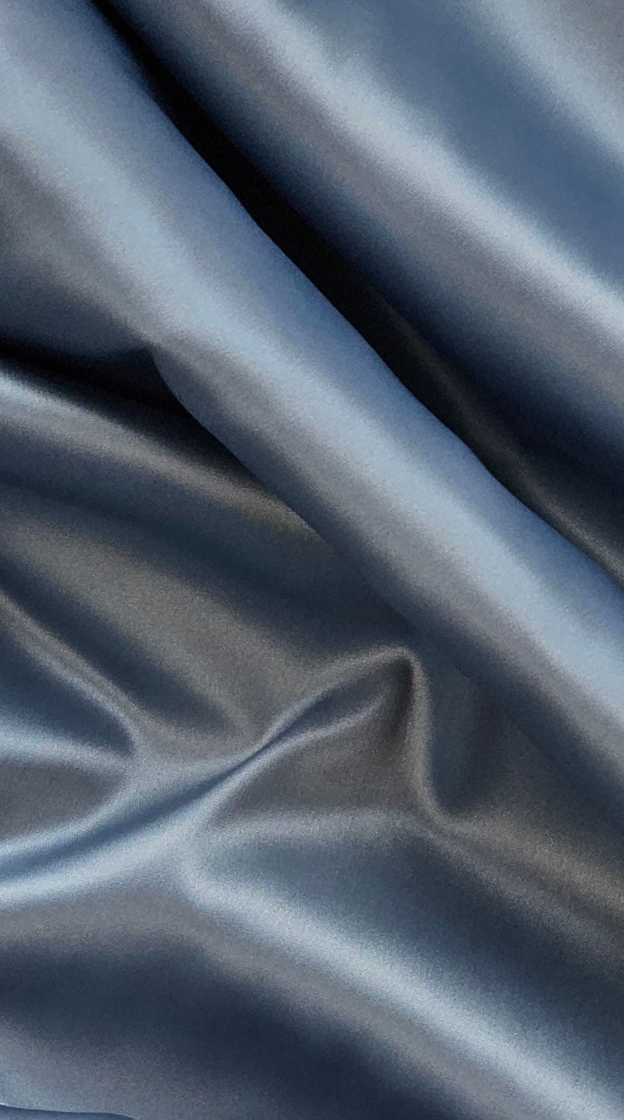 Een close-up van een stuk blauwe satijnen stof.