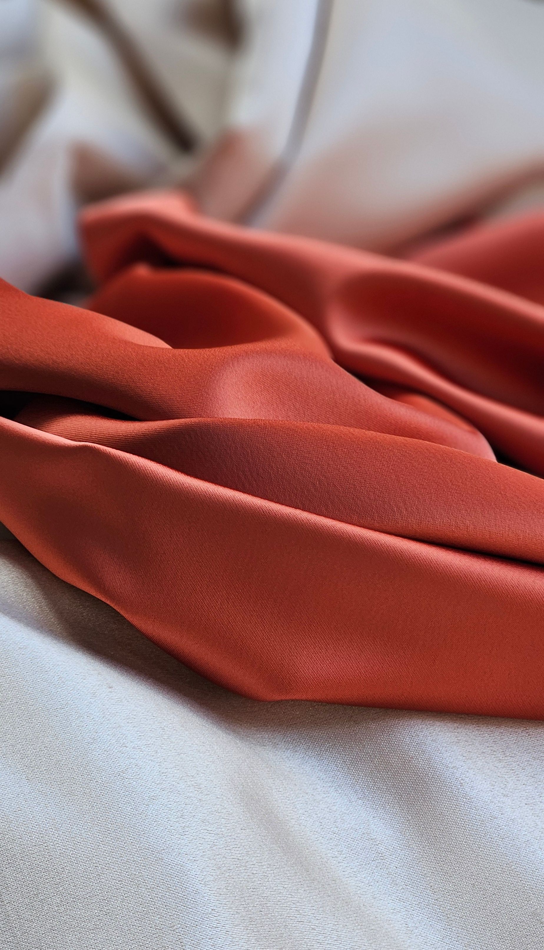 Een close-up van een stuk rood gedrapeerde stof