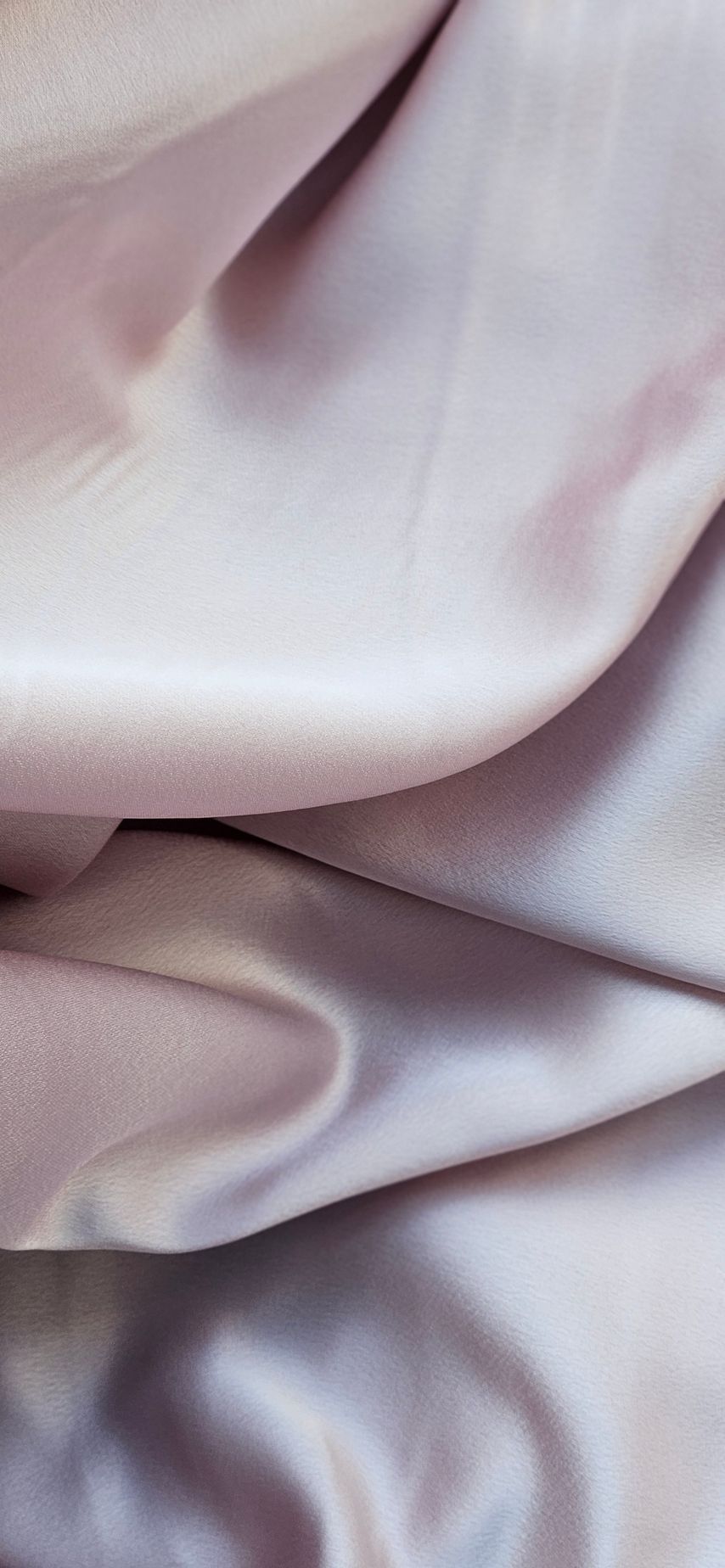 Een close-up van een stuk roze satijnen stof.