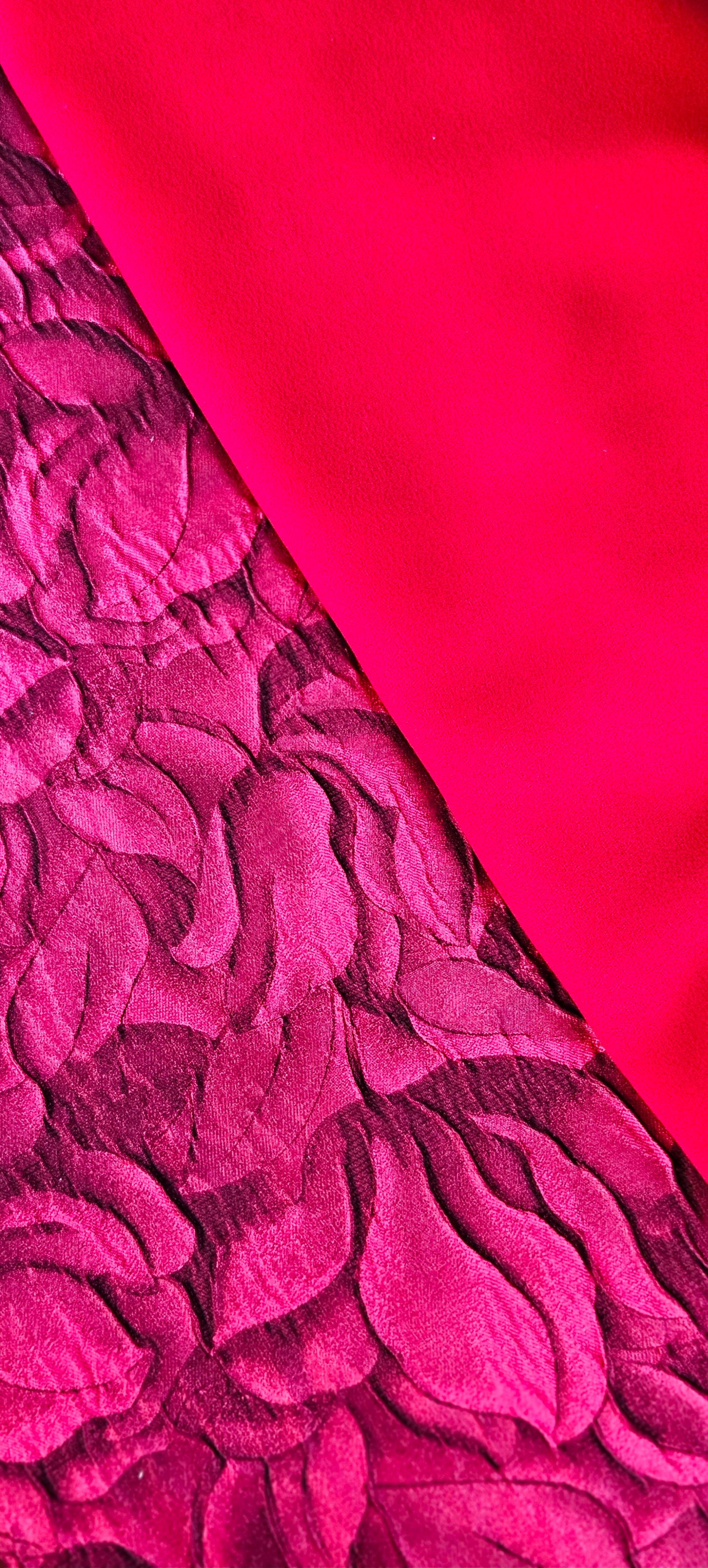 Een close-up van een rode en een paarsrode stof.