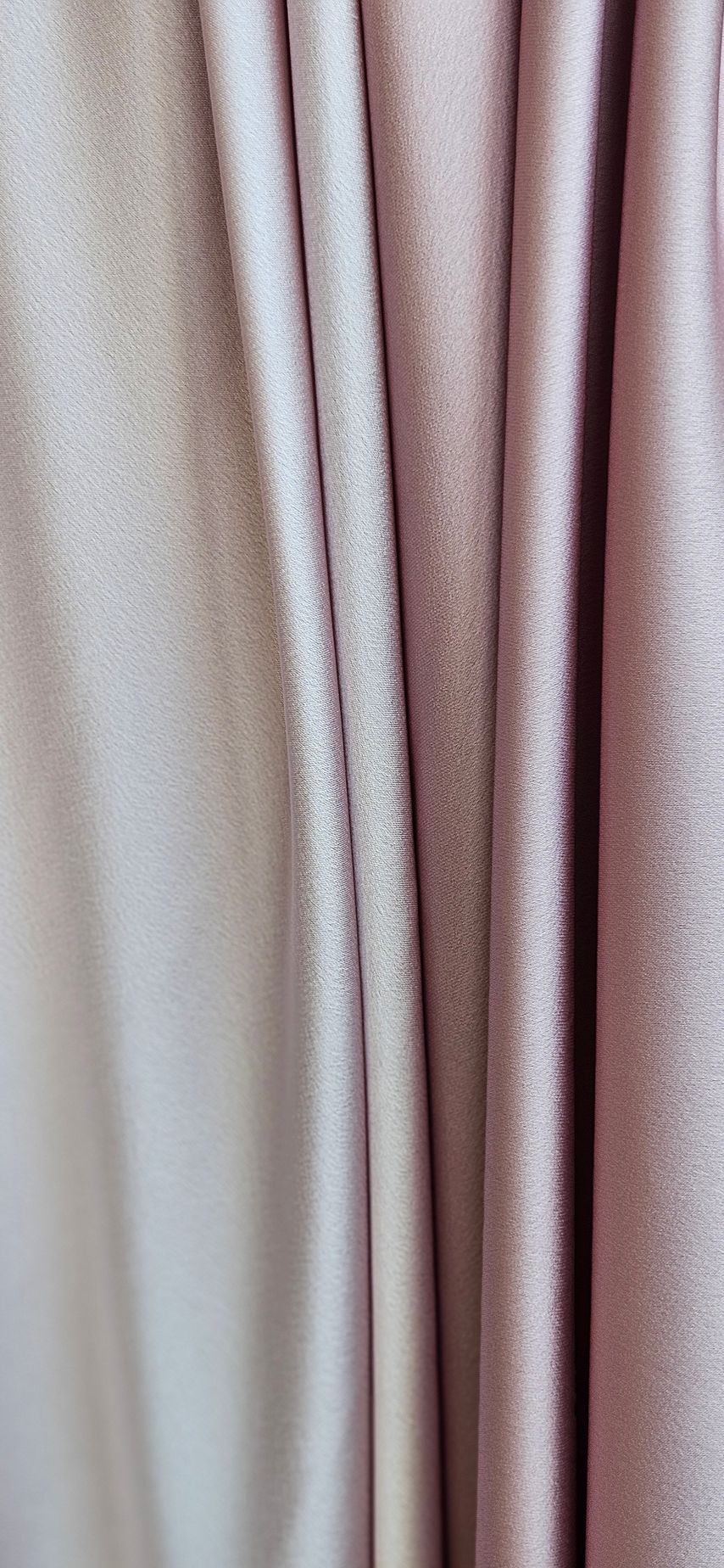 Een close-up van een roze stof met een glittering die het van kleur doet veranderen