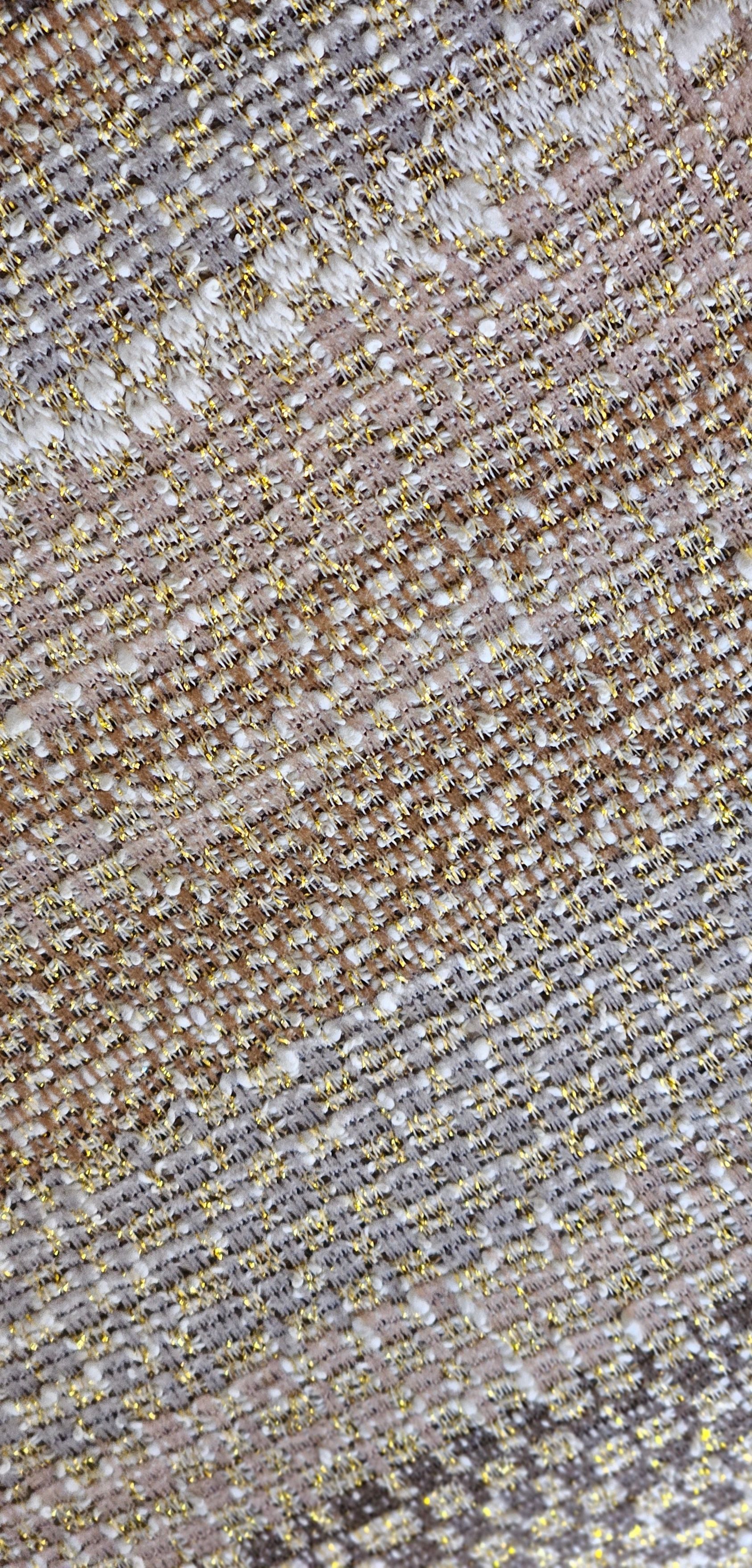 Een close-up van een grijze en gouden paillettenstof.