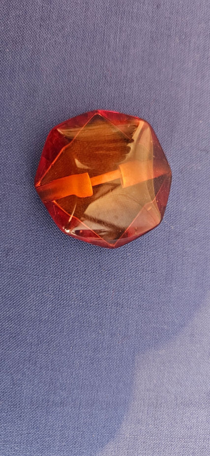 Close-up van een rode steen op paarsblauwe achtergrond