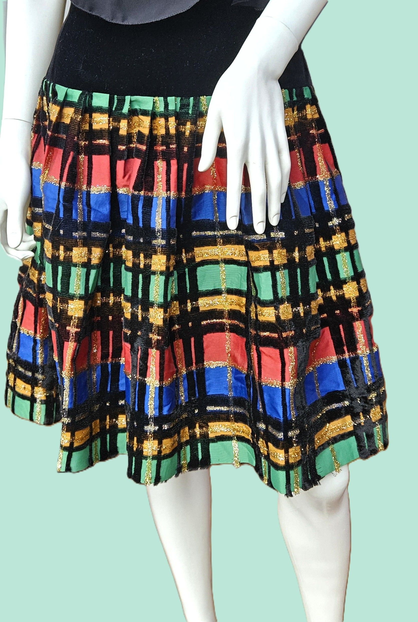 Een mannequin draagt ​​een kleurrijke geruite rok