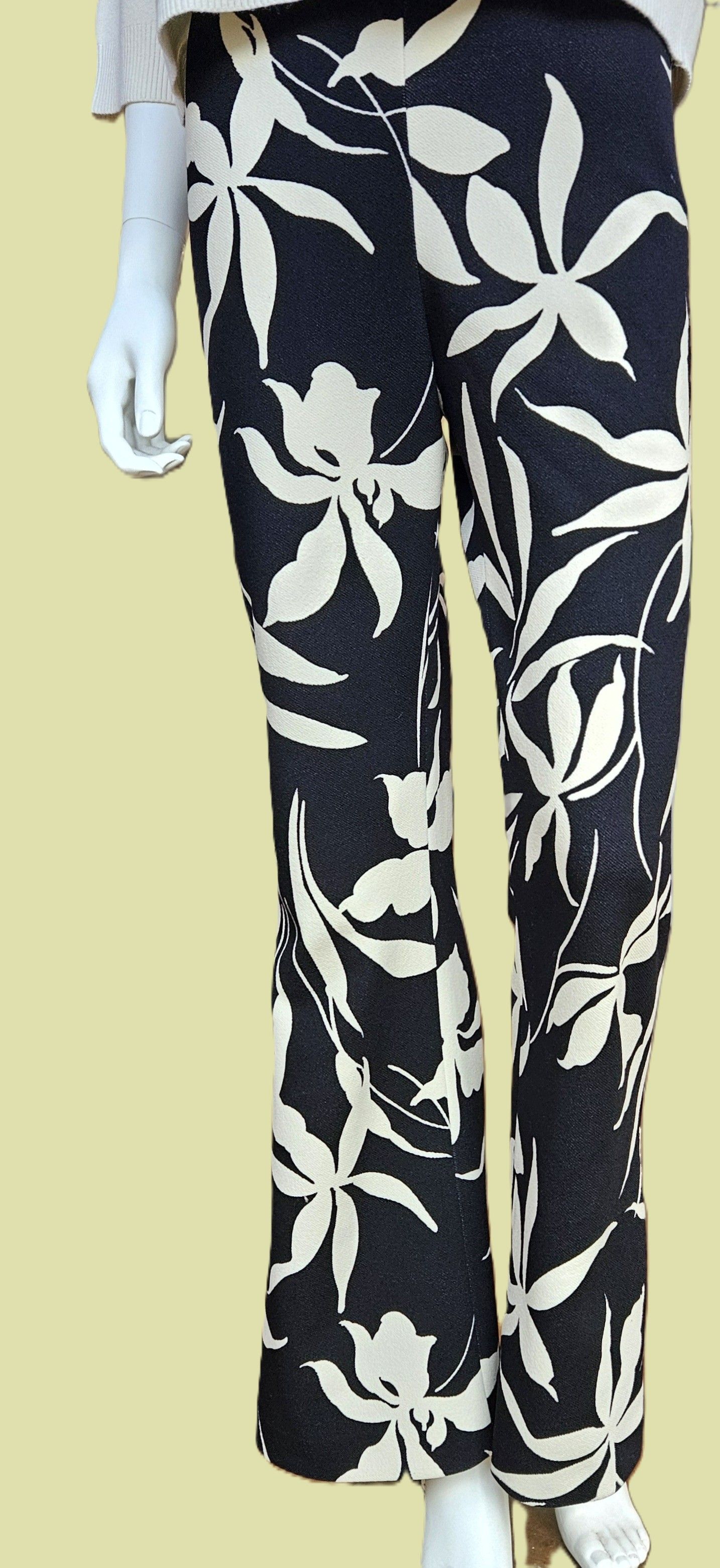 Een mannequin draagt ​​een zwart-witte bloemenbroek.