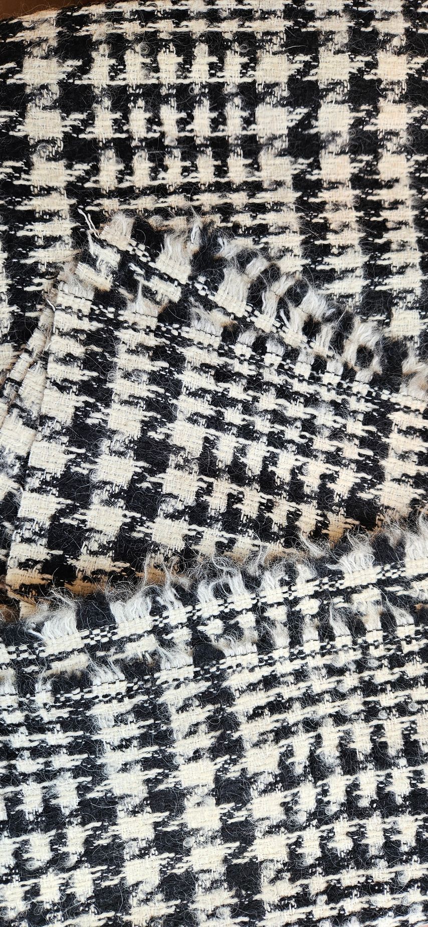 Een close-up van een zwart-wit geruite stof.
