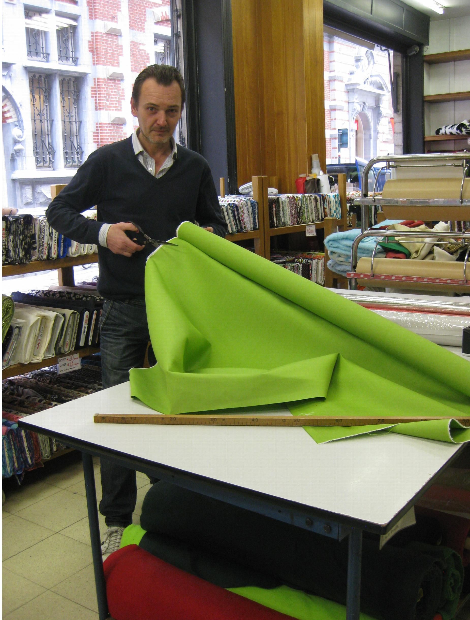 Drie vrouwen die naaipatronen laten zien van een plusmaten website.