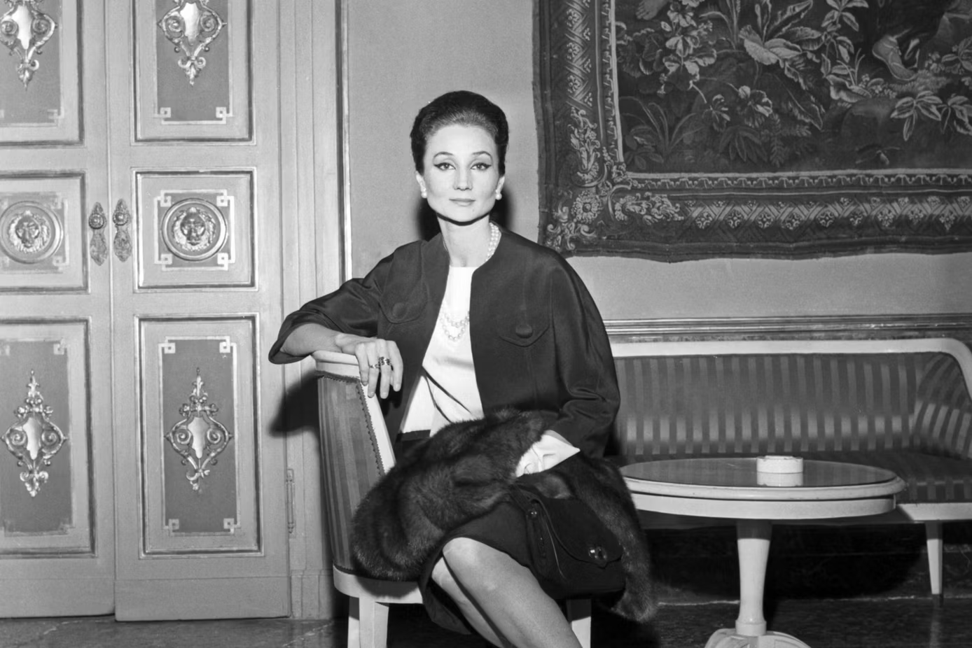 Een groep blijde shoppers loop in het Noordeinde in Den Haag