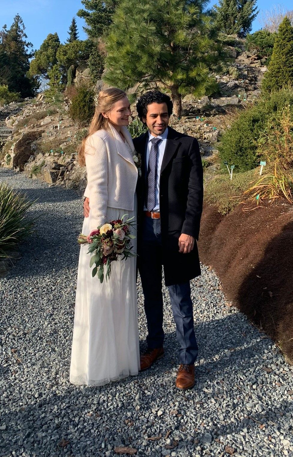 Een bruid en bruidegom poseren voor een foto op hun trouwdag.