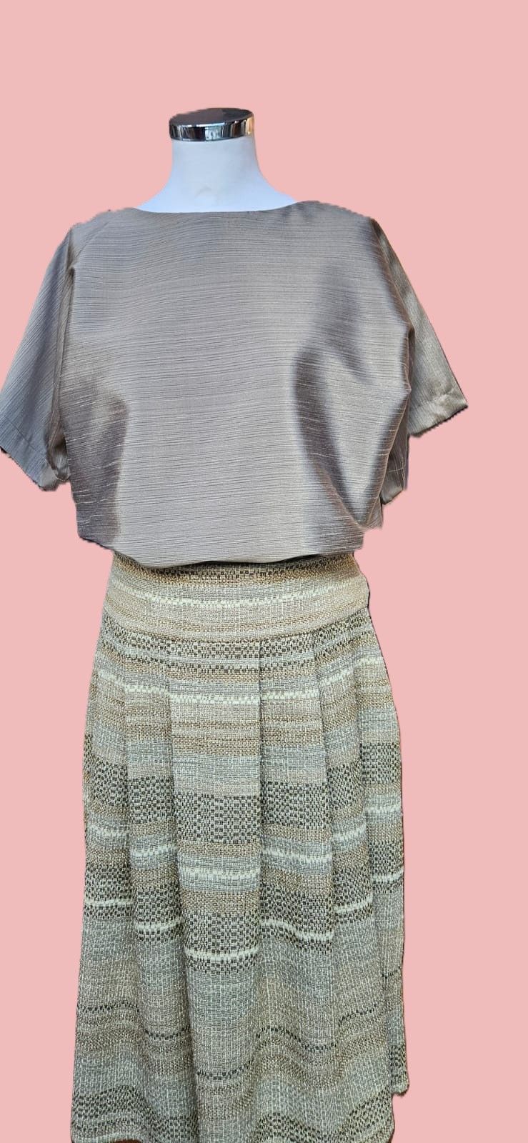 Een vrouw draagt ​​een feestelijke blauwe jurk met paarse bloemen erop