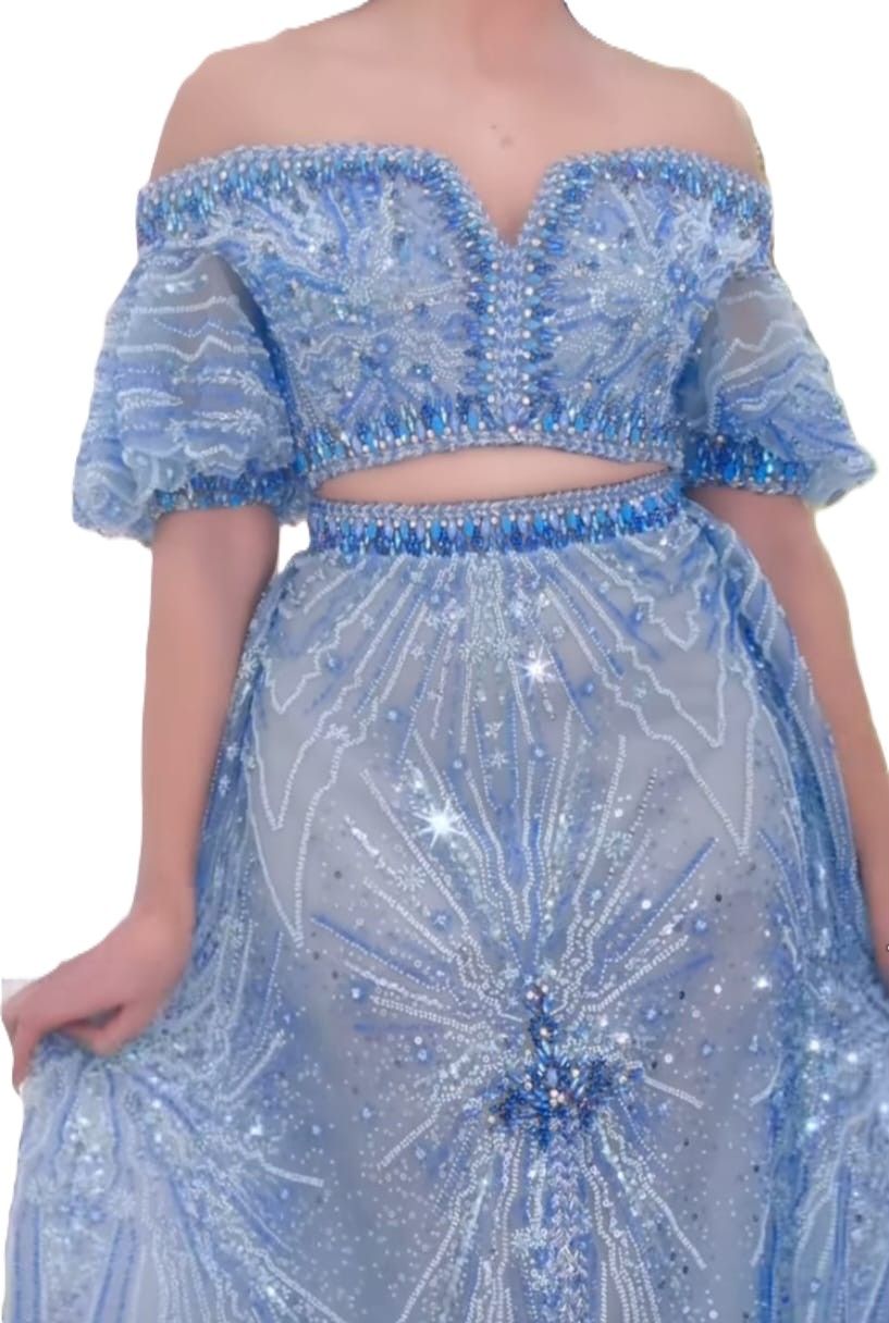 Een vrouw in een blauwe jurk + geruit topje, gescheiden door een roze heupstrik