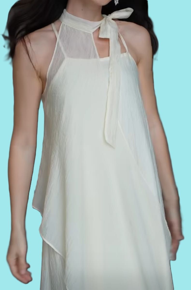 Een vrouw met een maatje meer draagt ​​een paarse kanten top en een paarse jurk.