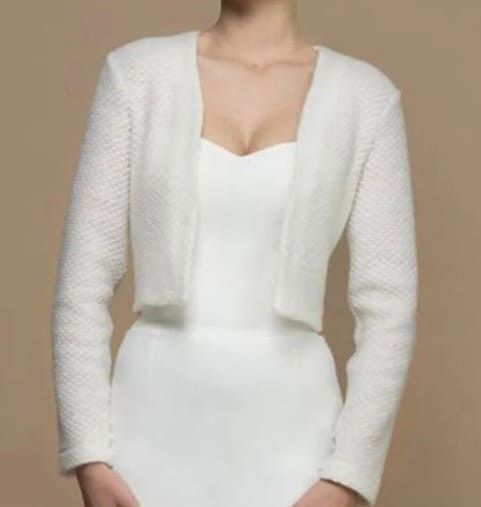 Een vrouw in een rode jurk staat die gaat trouwen is helemaal in de wolken