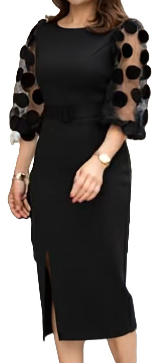 Een vrouw in een rode jurk is bij La Difference binnen