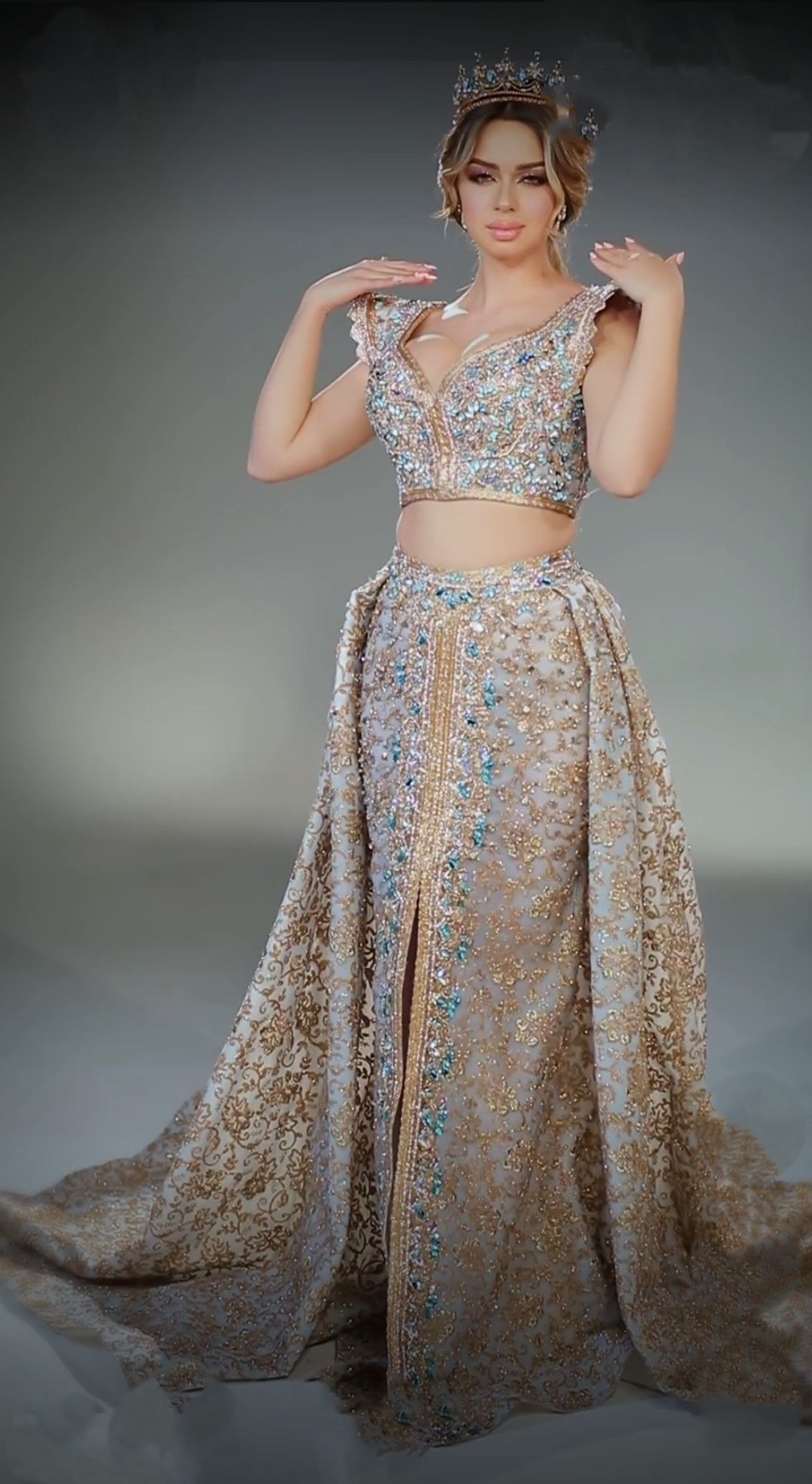 Een vrouw draagt ​​een lange  oosterse trouwjurk en een kroon.