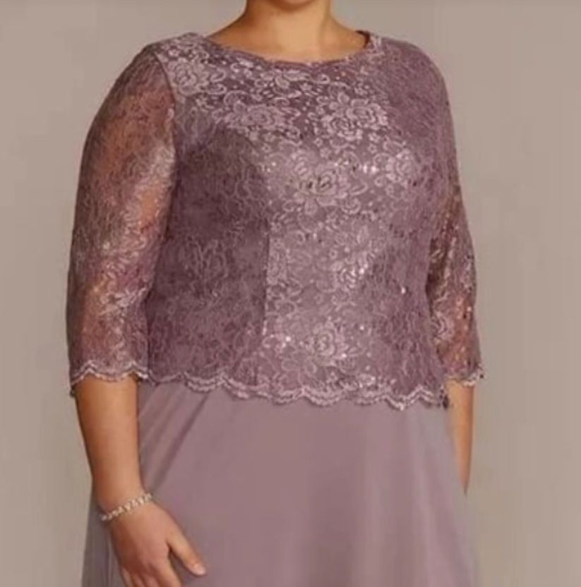 Een vrouw met een maatje meer draagt ​​een paarse kanten top en een paarse jurk.