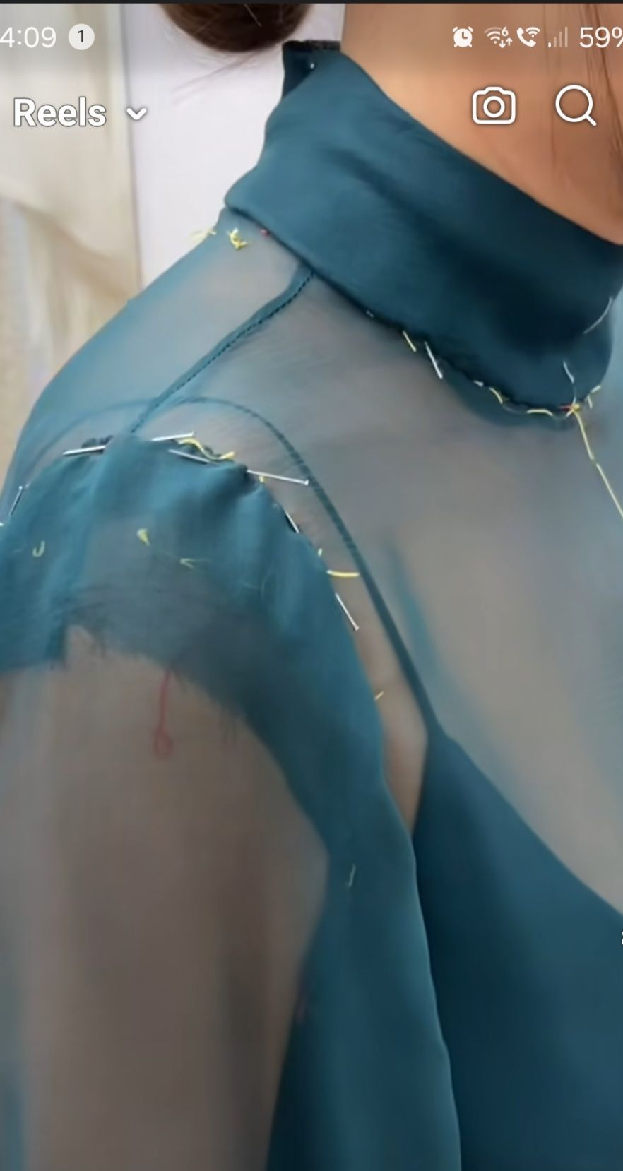 Een close-up van persoon met blauw neglige, welke net afgespeld is