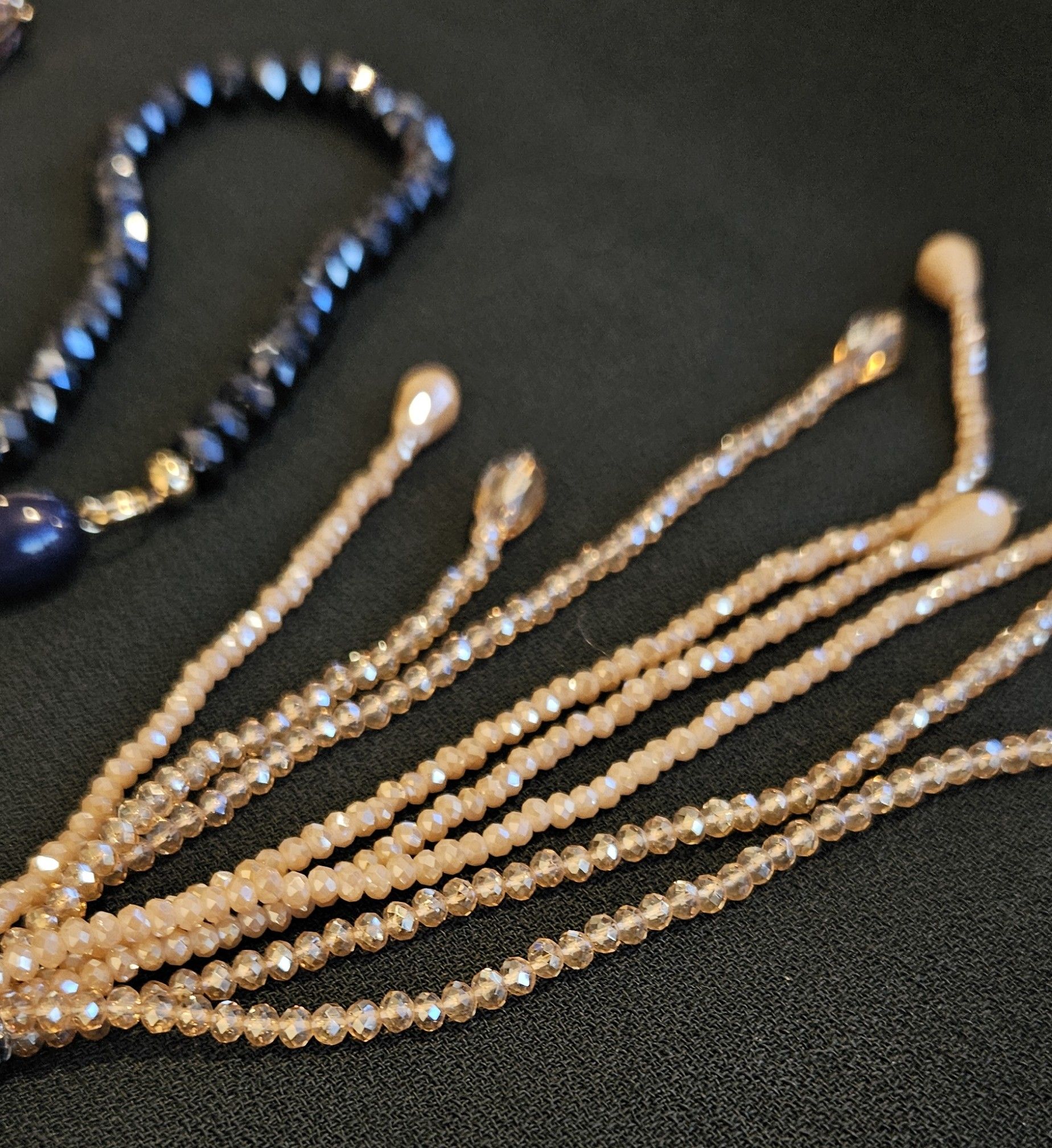 Een close-up van kralensnoeren op zwarte achtergrond