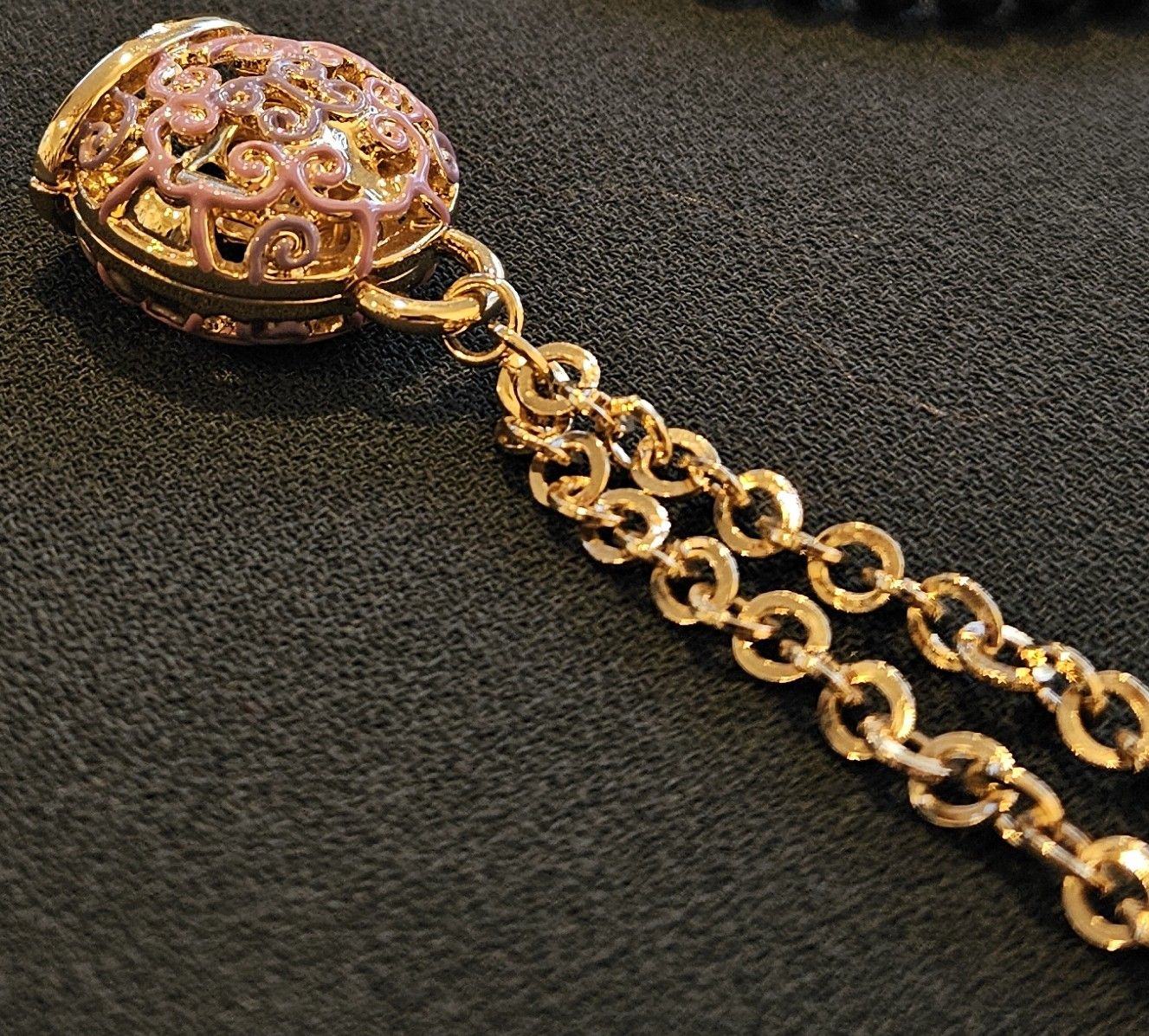 Een close-up van een gouden ketting met een hanger eraan