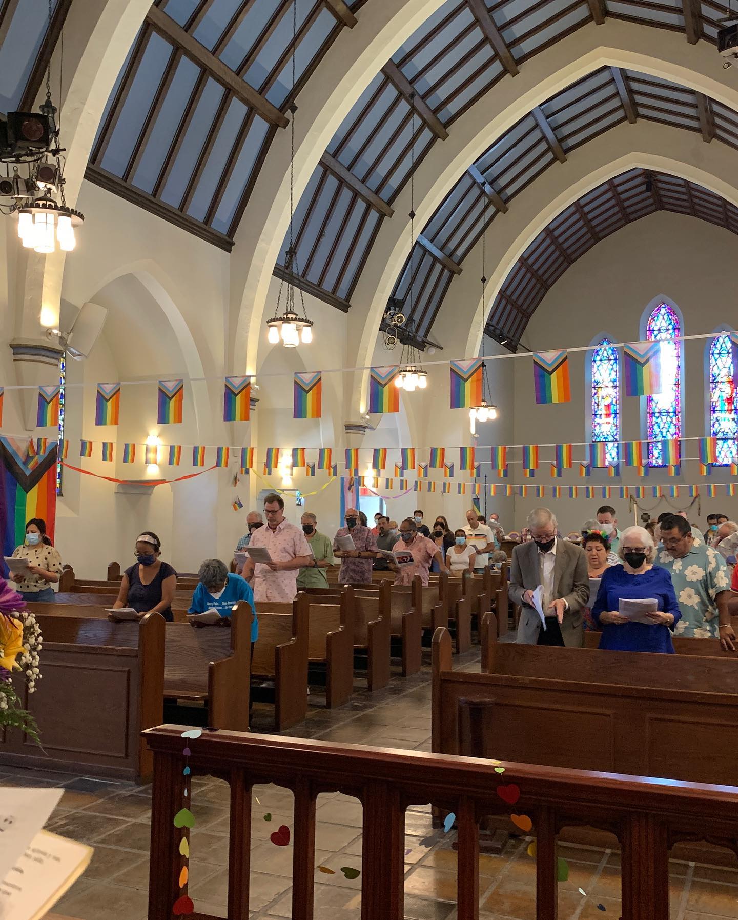 Congregation attending St. Luke’s LGBTQ+ Pride Service in 2022 | Congregantes en el servicio del orgullo LGBTQ+ en San Lucas en el 2022