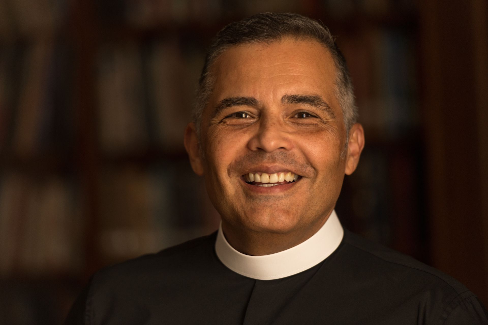 Father Antonio, rector of St Luke’s Episcopal Church | Padre Antonio, rector de la Iglesia Episcopal de San Lucas