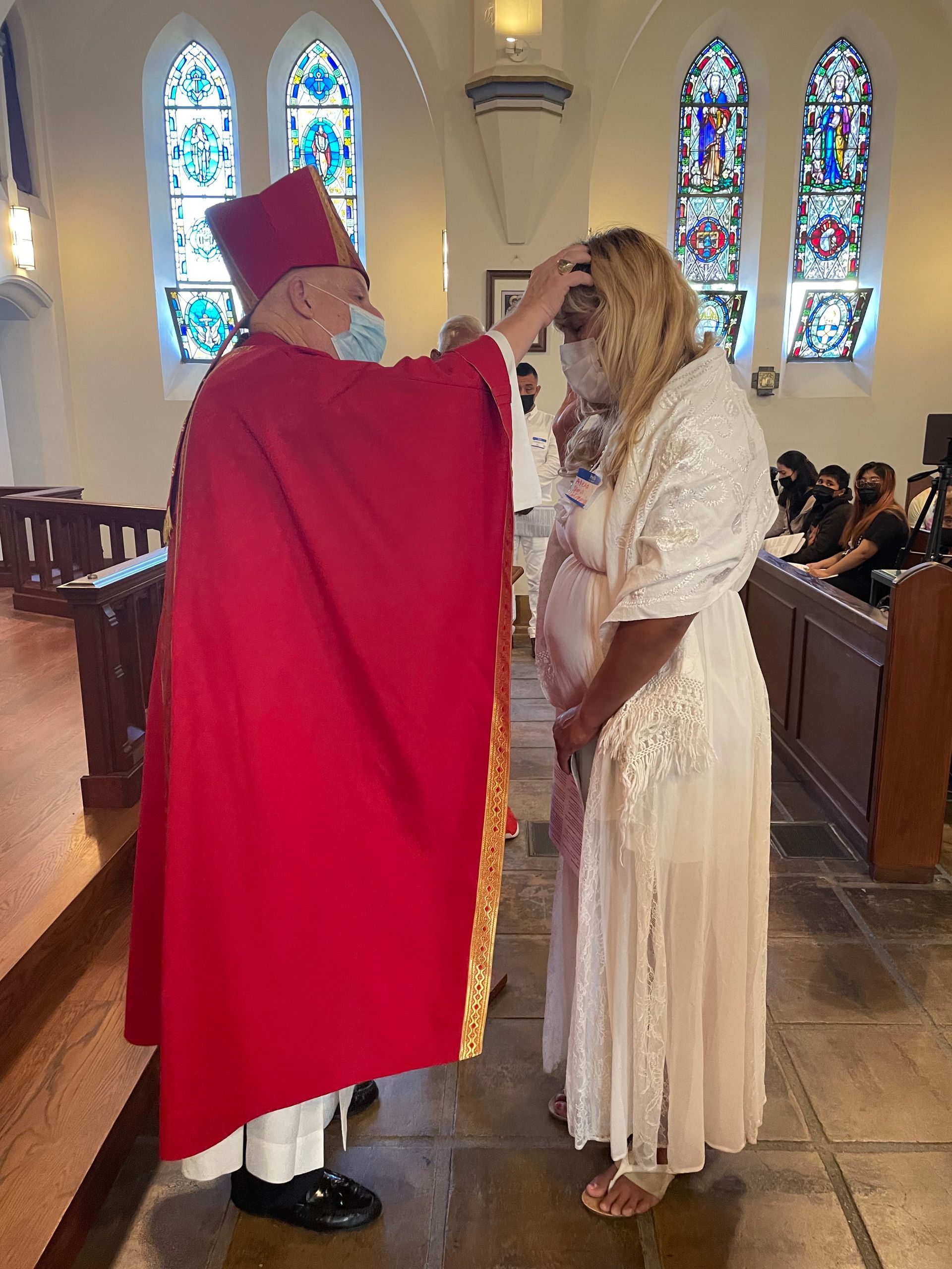 Bishop Taylor blessing a congregant | Obispo Taylor bendiciendo a congregante