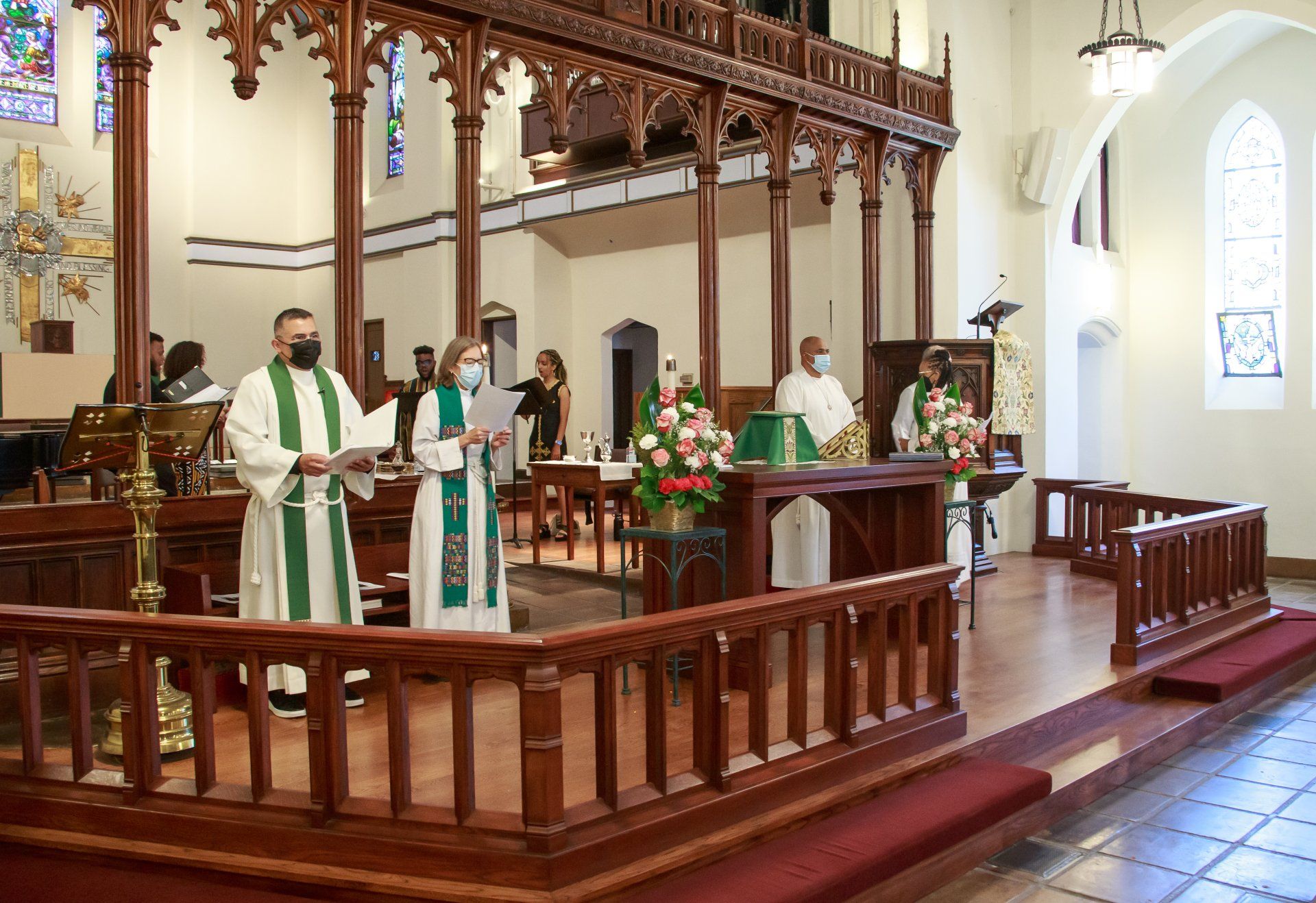 Front Altar at St Luke’s Episcopal Church during a worship service | Frente del altar durante una misa