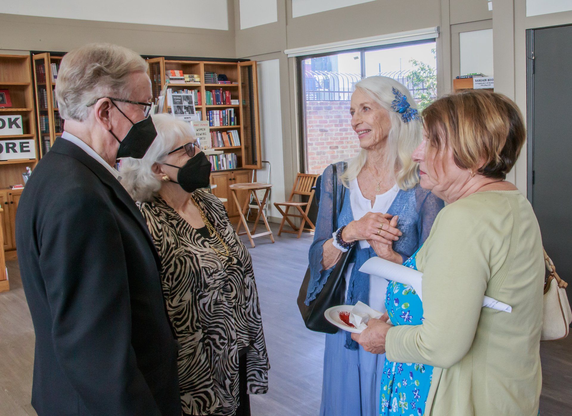 Congregants at coffee hour | Congregantes conversando