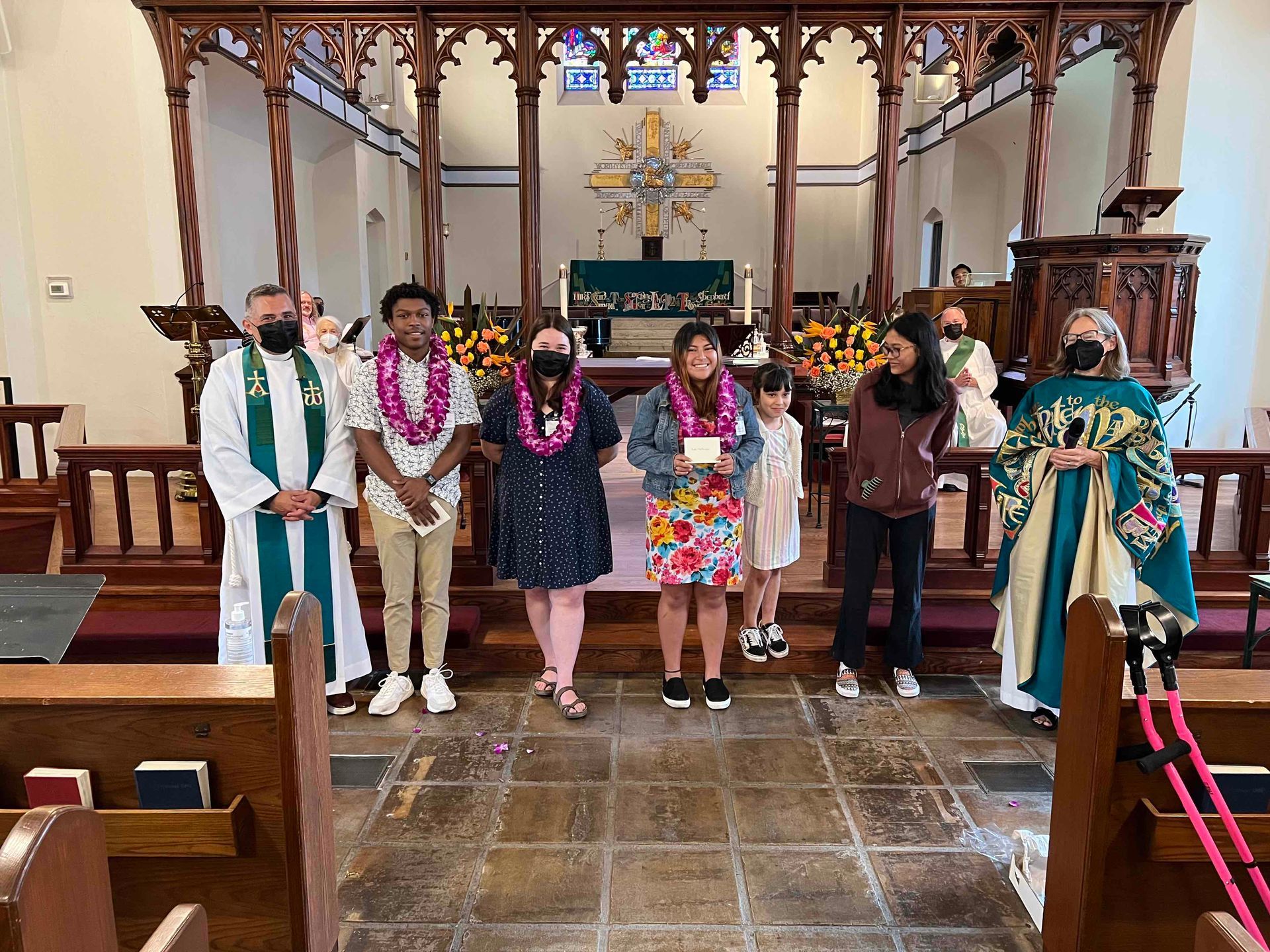 2022 Wini Carter Scholarship Recipients being honored at the 10 AM service | Becarios de la beca de Wini Carte recibiendo sus cheques en el servicio en el 2022