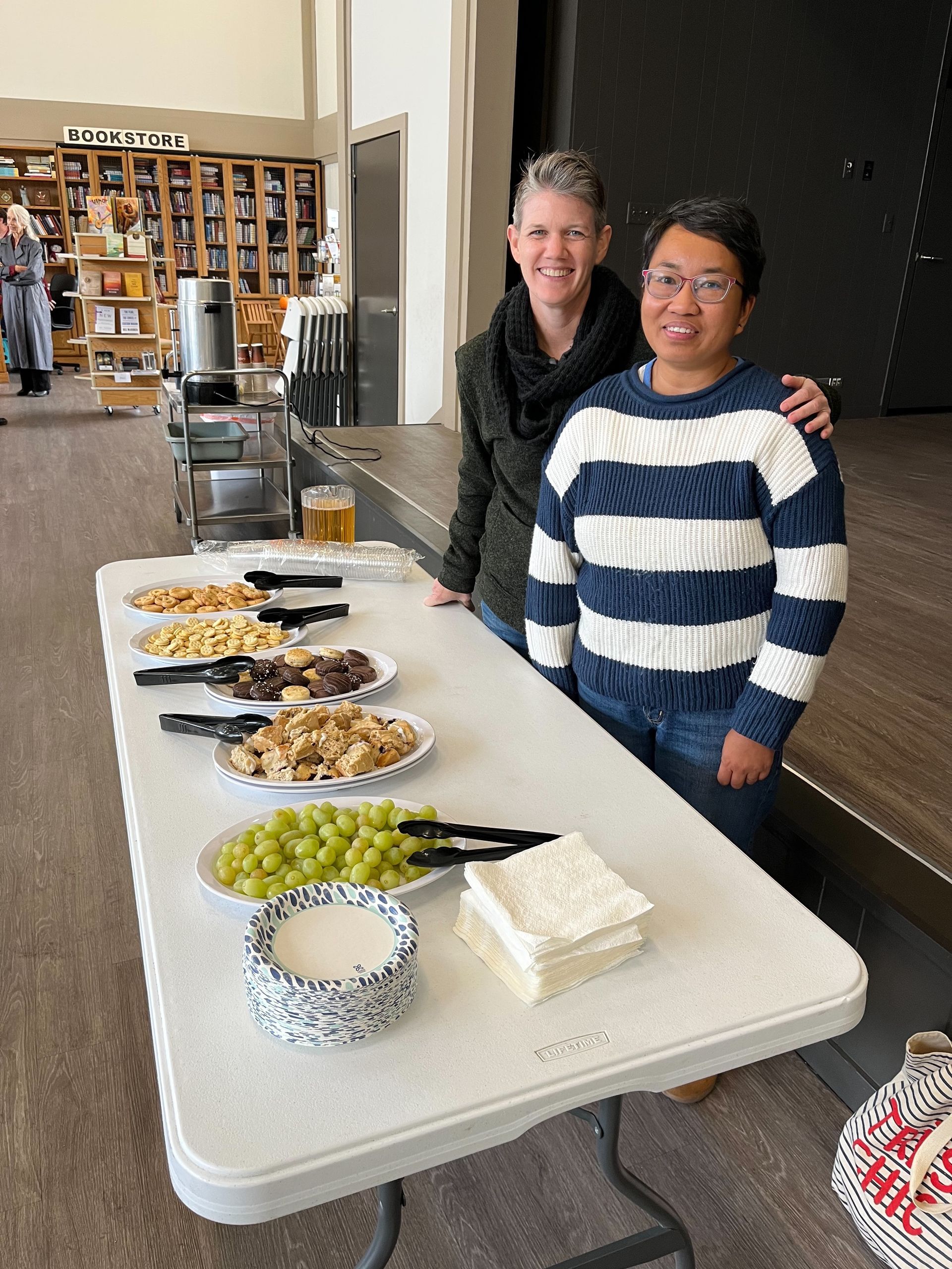 Coffee hour hosts and food | Personas sirviendo a la hora del café luego del servicio