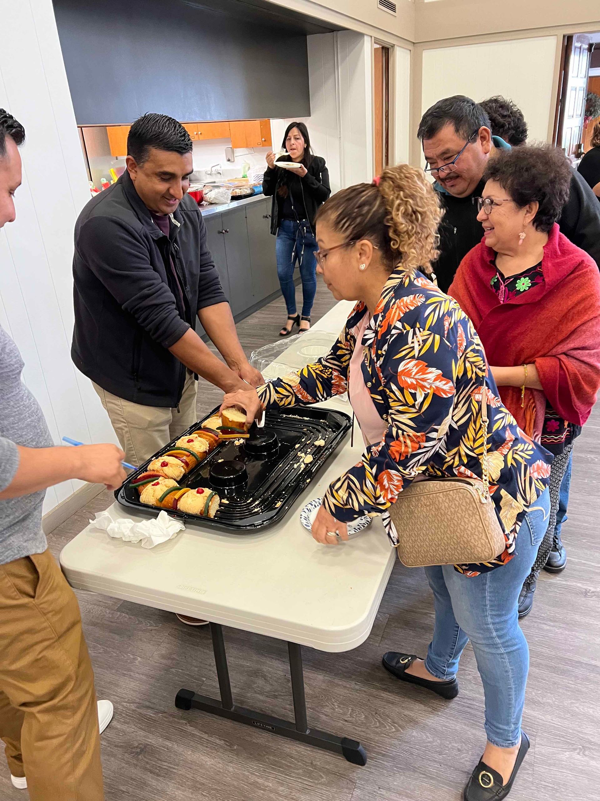 Congregants of the Spanish service enjoying coffee hour after service  | Personas del servicio en Español compartiendo una comida luego del servicio