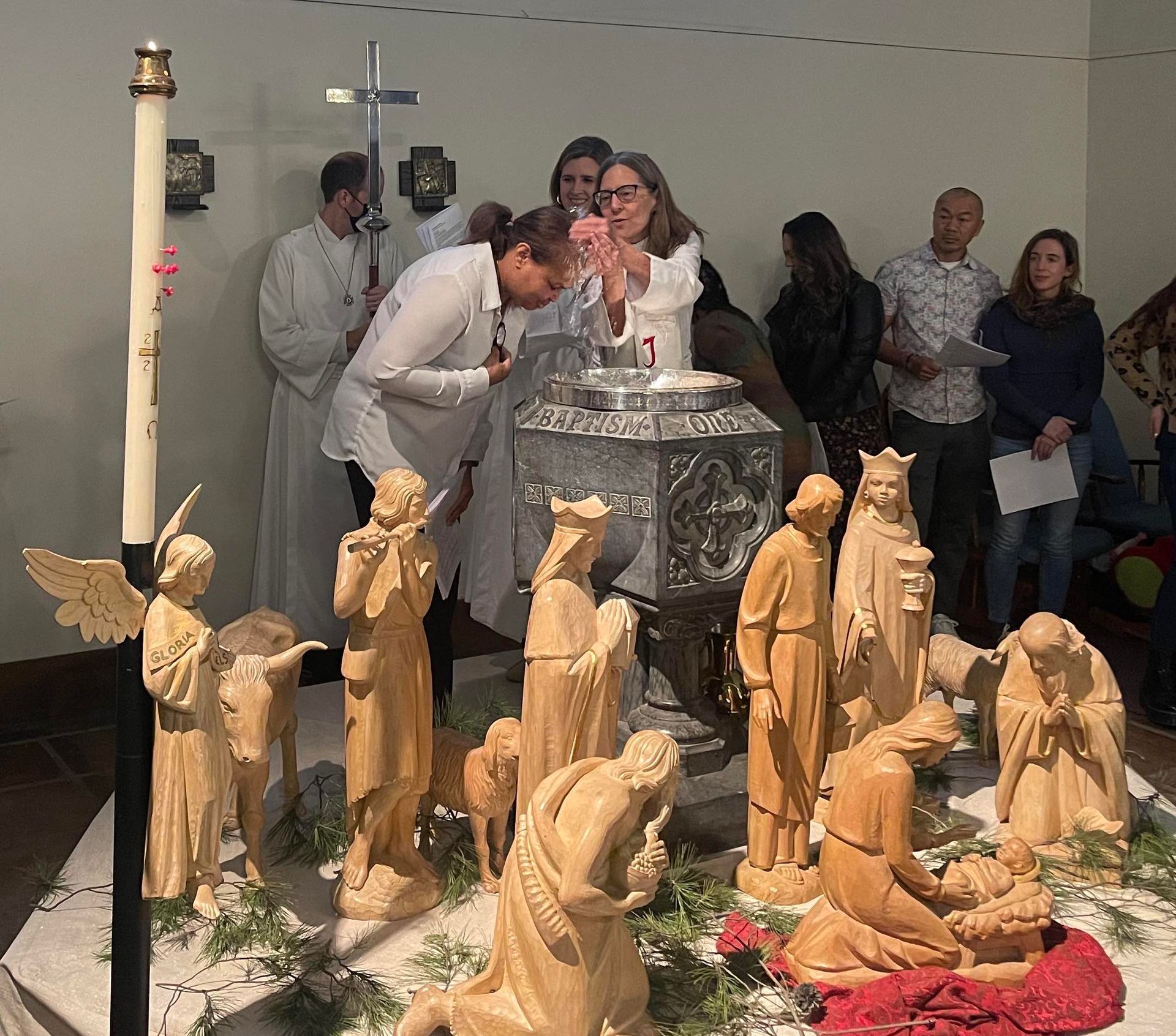 Baptism of an adult at St Luke’s | Bautizo de un adulto en San Lucas