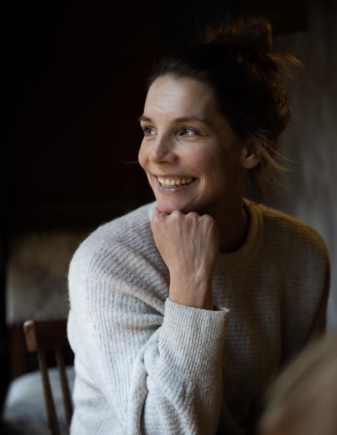 Lachende vrouw, trainer en coach Het Huis van de Roos, Dieneke van Dijken