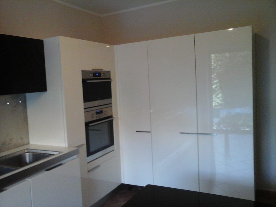 cucina con ante bianche