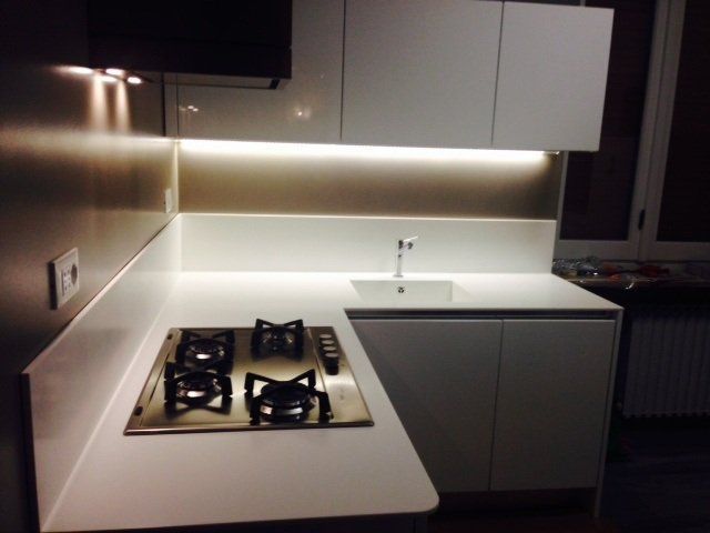 cucina con piano cottura moderno