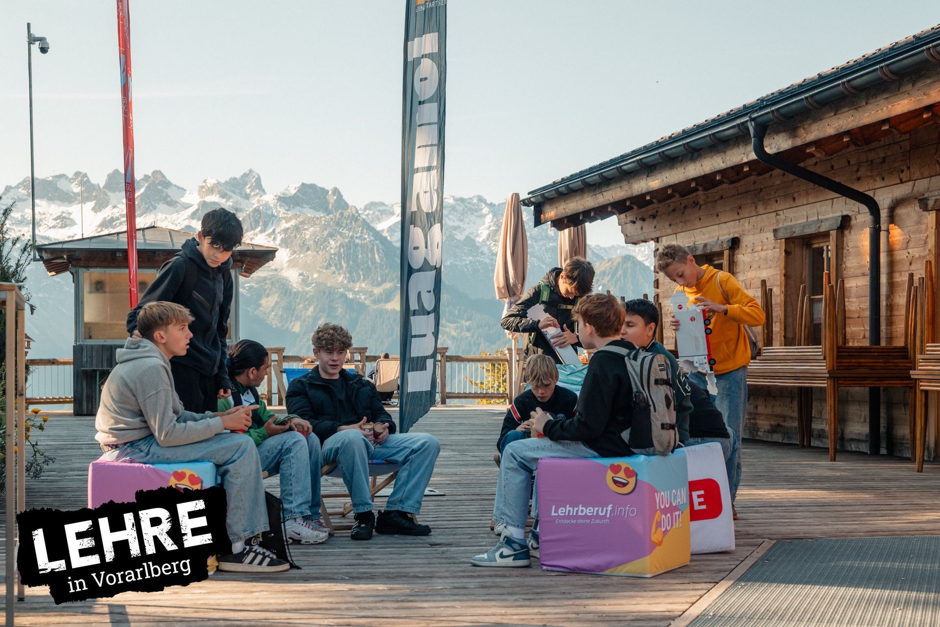 Kinder und Jugendliche vor der Hütte bei der Lehrlingsmesse am Berg