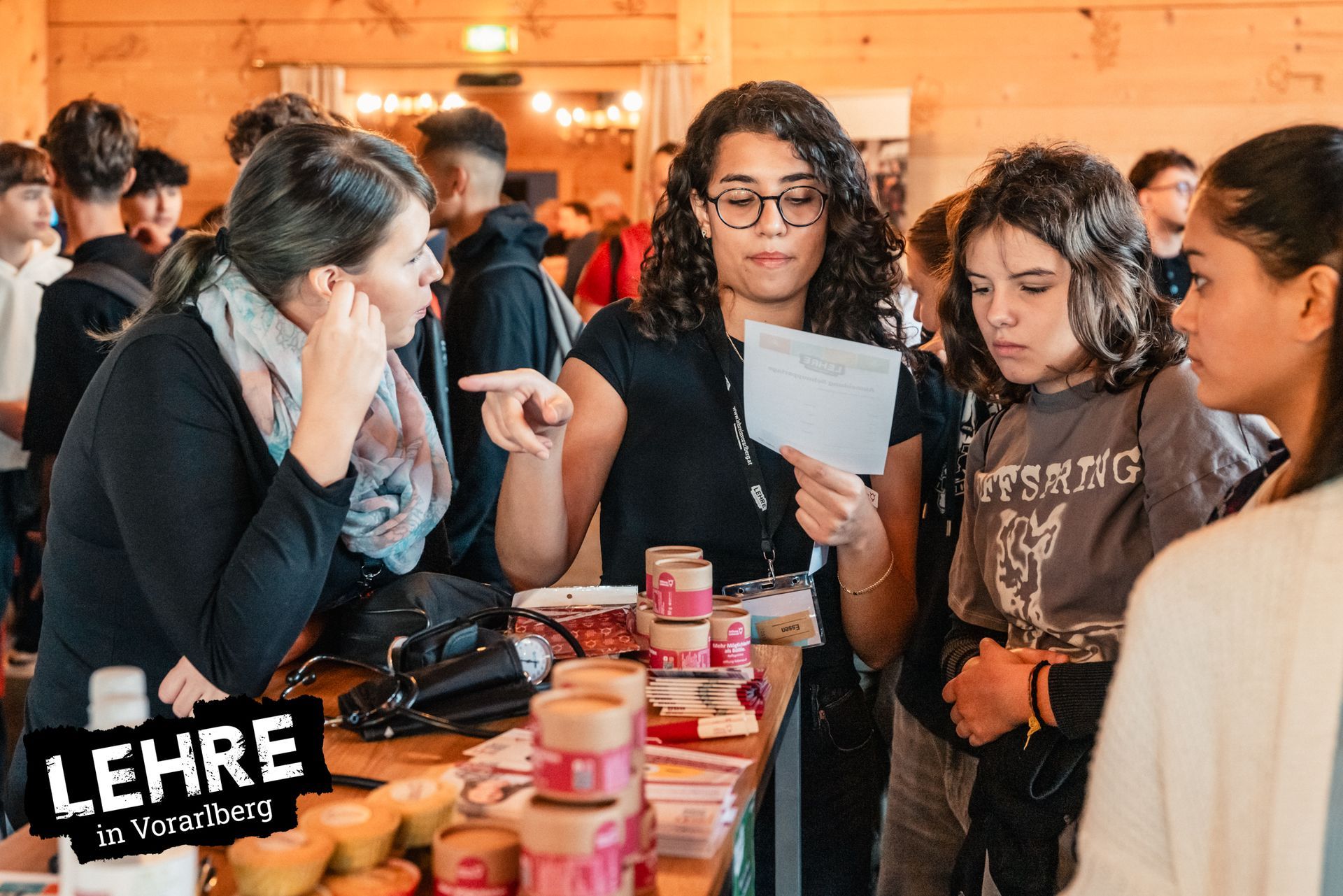 Jugendliche auf der Lehrlingsmesse