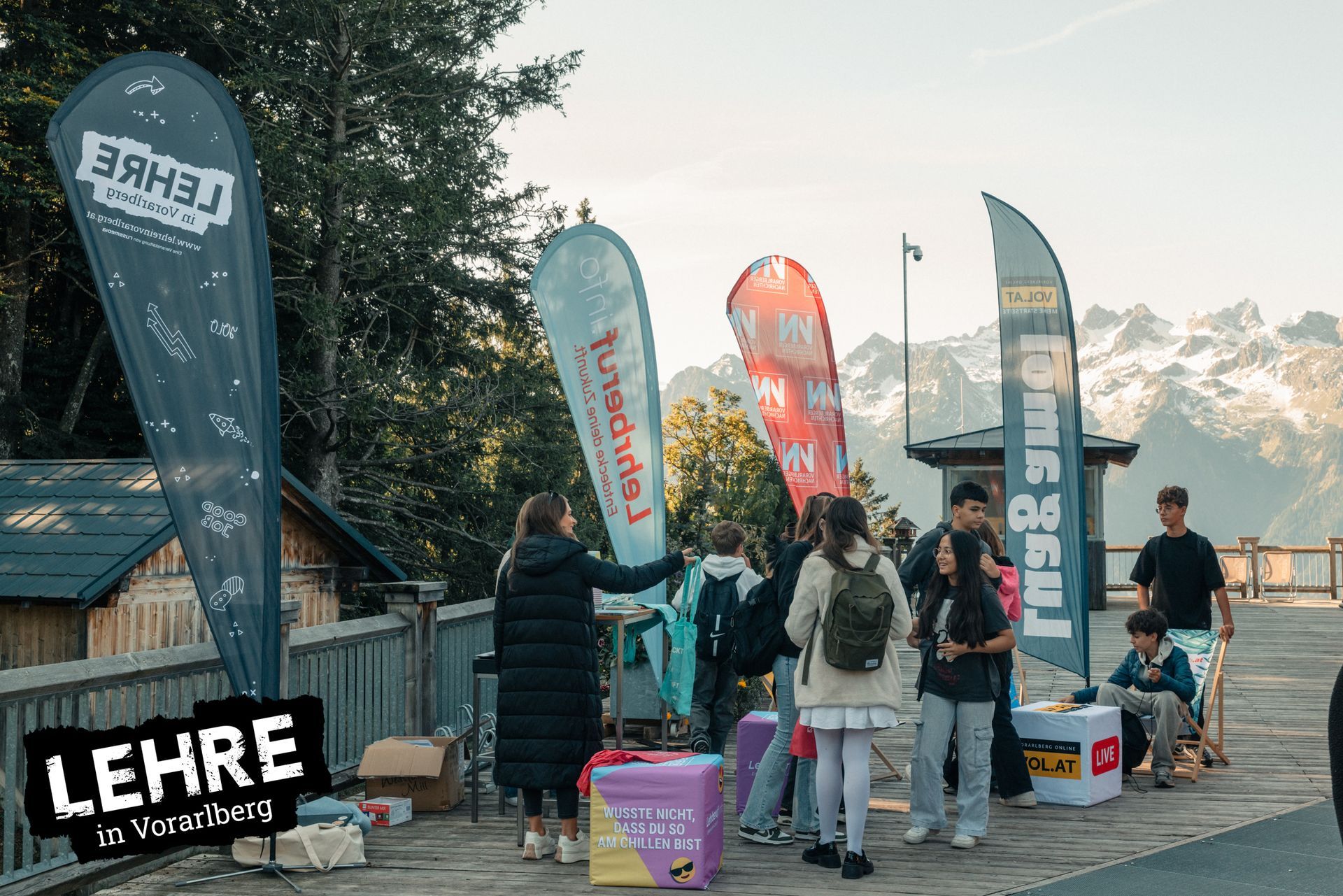Platz vor der Hütte bei der Lehrlingsmesse mit mehreren Jugendlichen