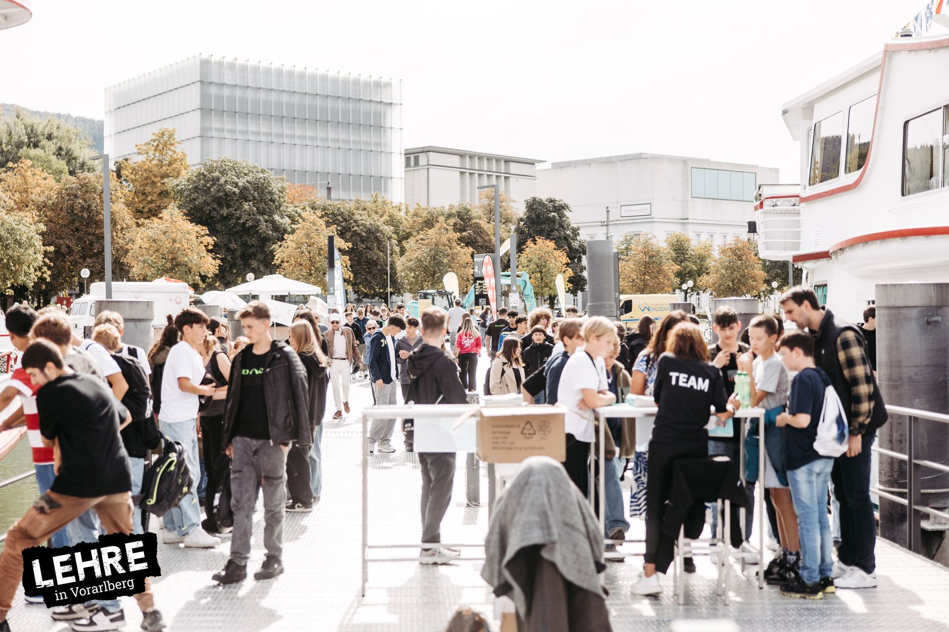 Jugendliche beim Check in am Pier