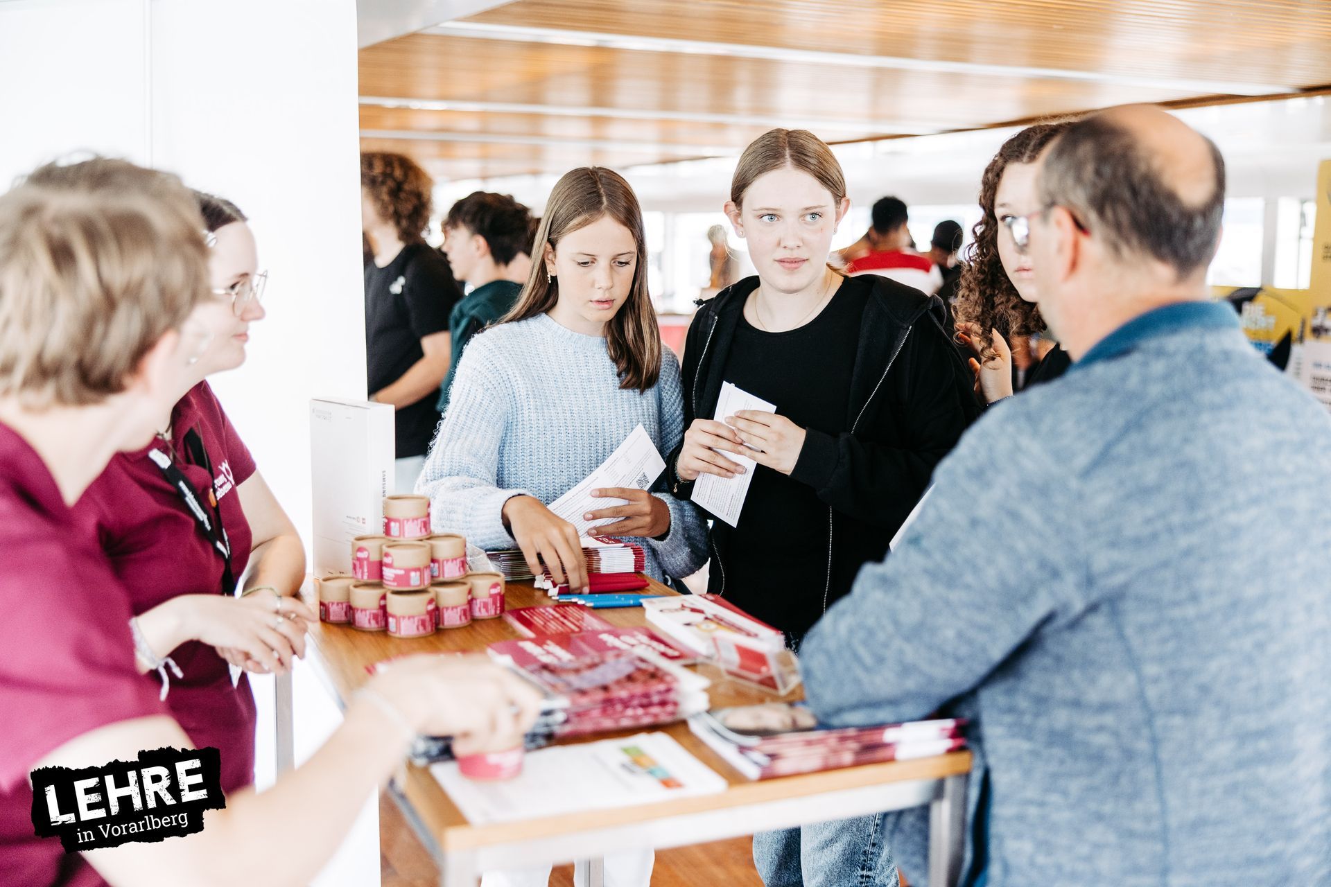 Jugendliche am Infostand