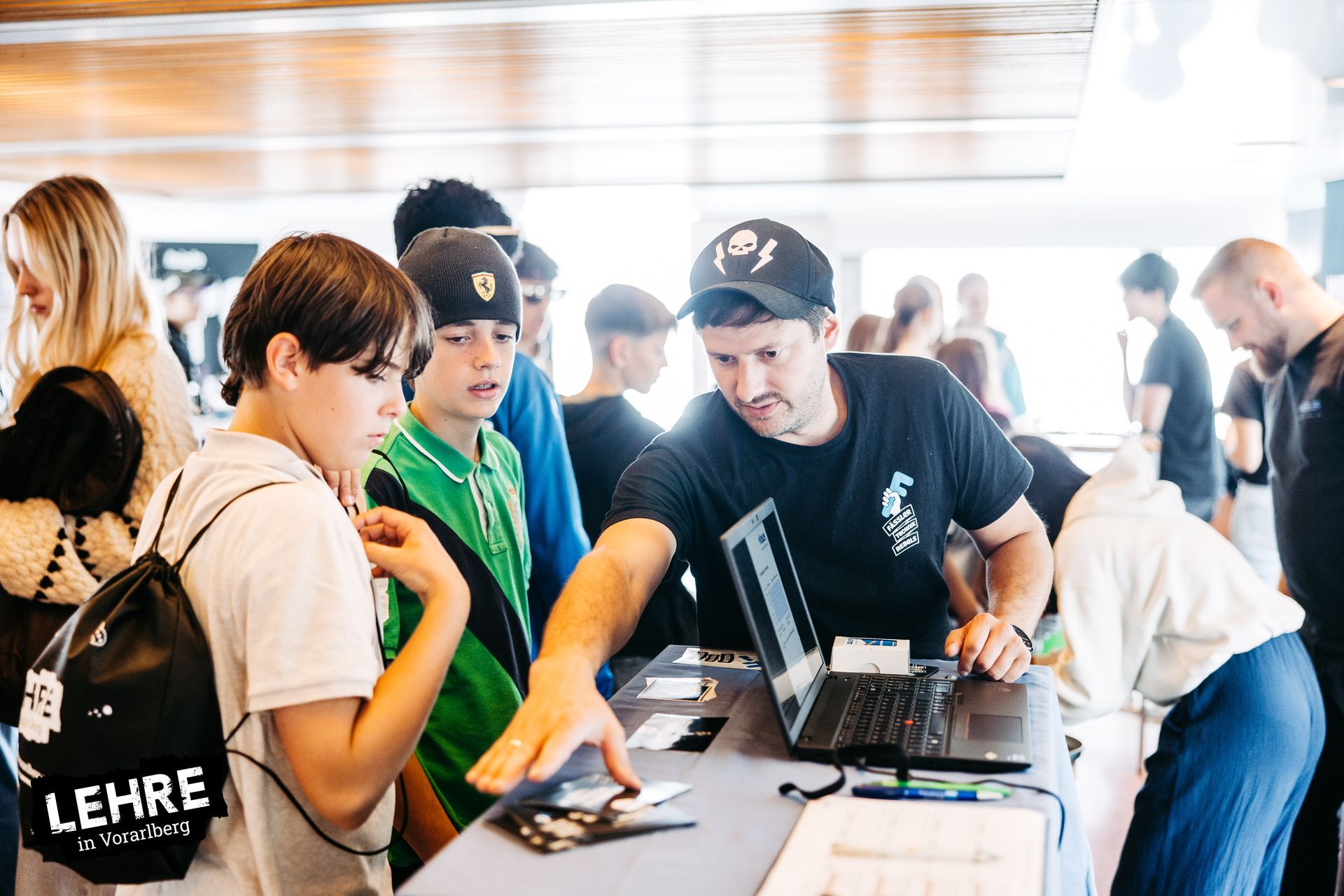 Personen an einem Infostand