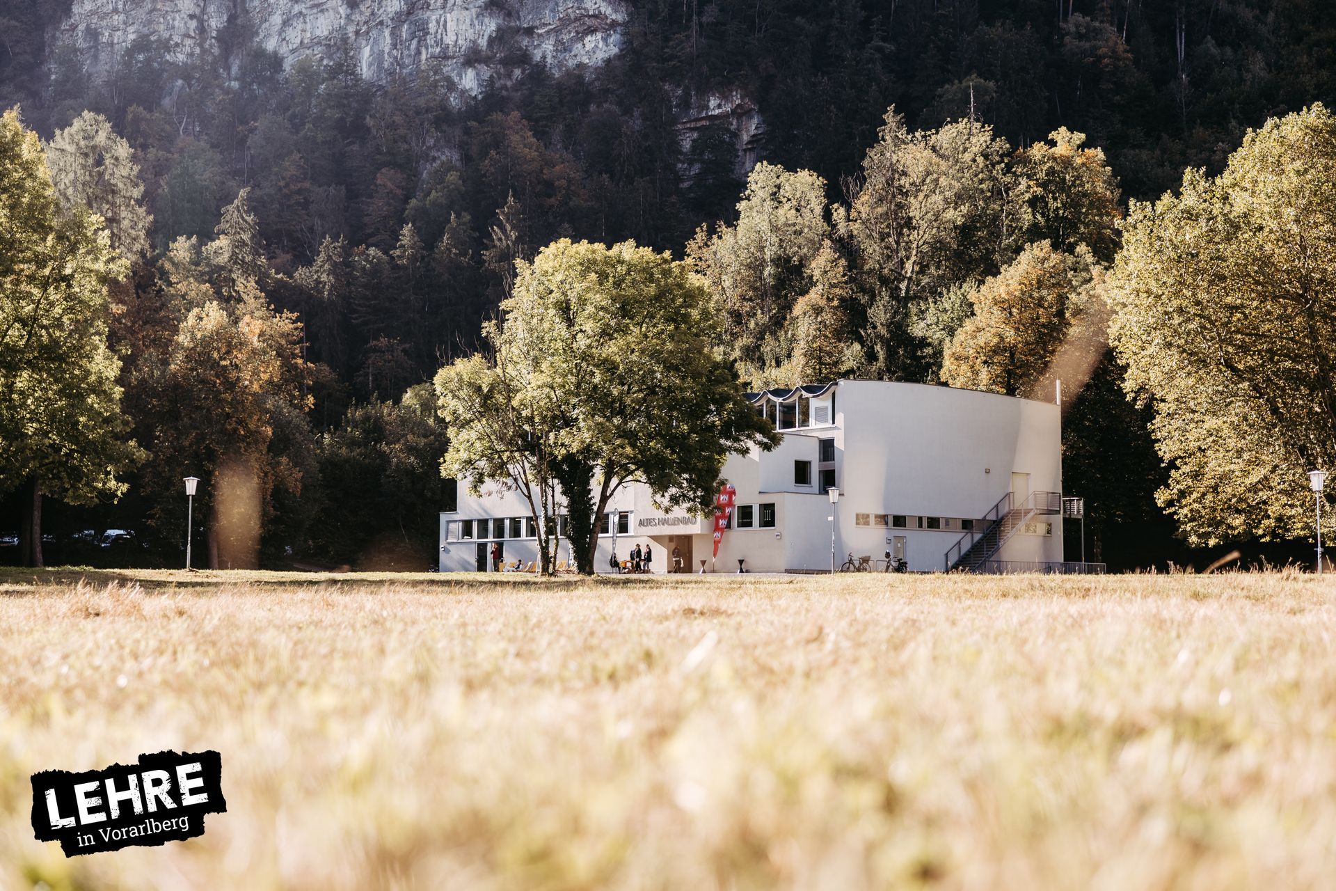 Altes Hallenbad von außen

