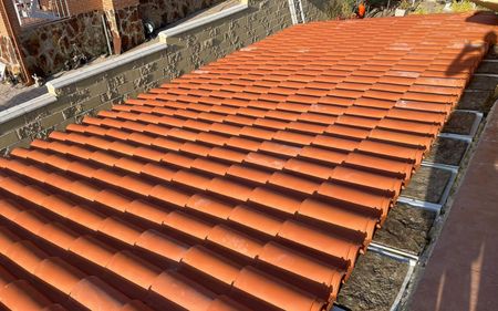 instalación de tejado con paneles de sandwich y teja en vivienda unifamiliar de hospitalet de llobregat