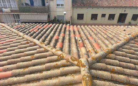 sustitución parcial de tejas dañadas en tejado de tejas en comunidad de vecinos de hospitalet de llobegat