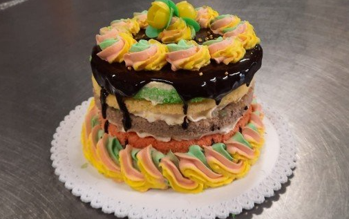 Bancone di vetro con pasticcini di varie tipologie